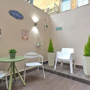 Traditional With A Terrace, Ac And Fast Internet Appartement